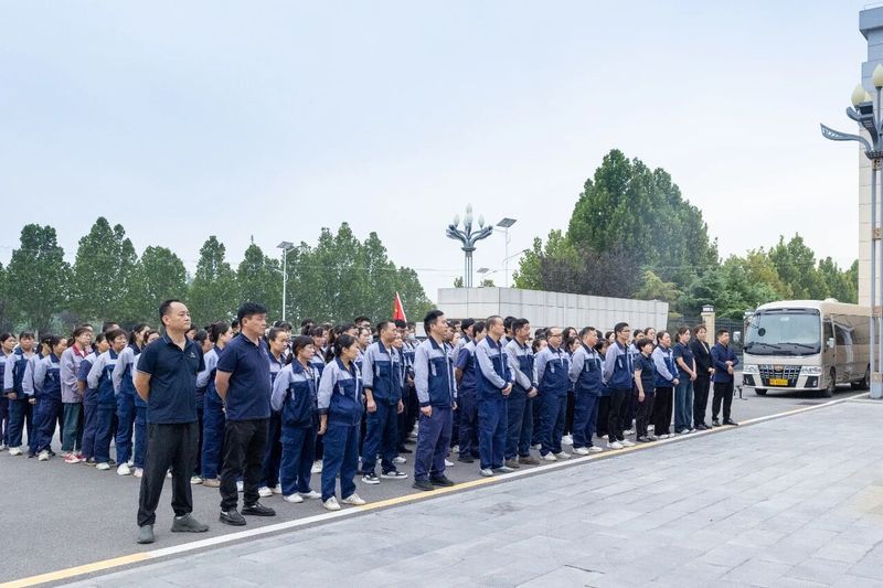 意昂F凯捷牧业举行国庆升旗仪式，，共祝祖国昌盛郁勃！